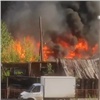 На правобережье Красноярска горит старый барак (видео)