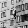 Опаздывающие на работу норильчане спустились из квартиры на 8 этаже по балконам: их встретили полицейские (видео)