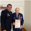 В Красноярске 95-летний пенсионер получил благодарность от полицейских за задержание помощников телефонных мошенников