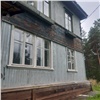 «Просят ожидать»: в расселенном двухэтажном доме в Дивногорске остались зимовать две семьи