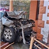 В Красноярске автоледи врезалась в магазин (видео)