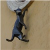 «Фишечка для растепления городской среды»: дом на правобережье Красноярска украсили фигуркой чёрного кота