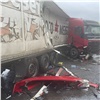 На трассе в Красноярском крае столкнулись легковушка и два грузовика. Часть дороги перекрыта