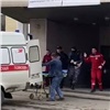 Буйный мужчина ворвался в школу в Норильске. Дети вооружились против него палками (видео)