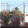 В Красноярске в сквере на Копылова приступили к установке 14-метровой стелы