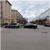 В центре Красноярска водитель «Ниссана» не пропустил встречный автомобиль и попал в больницу 