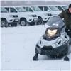Александр Усс устроил тест-драйв снегохода во время вручения ключей от техники охотинспекторам