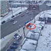 Спешащую девушку жестко сбила машина на улице Воронова в Красноярске (видео)