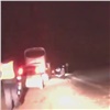 Замерзающих на трассе пассажиров сломавшегося автобуса спасли в Красноярском крае (видео)