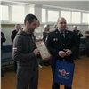 В Красноярске тренеру вручили награду за спасение женщины на Коммунальном мосту (видео)