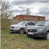 Красноярец заплатит более 50 тысяч рублей за привычку парковаться на газонах 