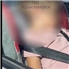 Красноярка оставила ребенка в запертой машине на жаре и вызвала гнев прохожих (видео) 