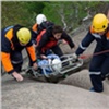 Красноярские спасатели на носилках спускали травмированного туриста с Боруса