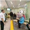 В Ачинске сотрудницы банка и полицейский спасли пенсионерку от мошеников