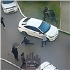 «В ход пошли топор и палка»: несколько мужчин устроили драку в красноярском Покровском (видео)
