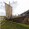 В Красноярске на острове Отдыха установили копию старинного казацкого струга