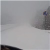 «Снег и плохая видимость»: красноярских водителей предупредили о сложной дорожной обстановке (видео) 