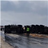 Опрокинувшийся бензовоз перекрыл трассу на западе Красноярского края (видео)