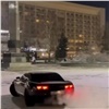 В Красноярске разыскивают дрифтовавшего на Театральной площади водителя (видео)
