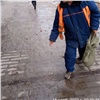 В Красноярске «засаливают» тротуары (видео)