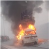 Минивэн сгорел на Северном шоссе в Красноярске (видео)
