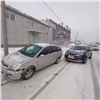 «Заносит на ровном месте»: красноярские водители жалуются на колею и скользкие дороги (видео)