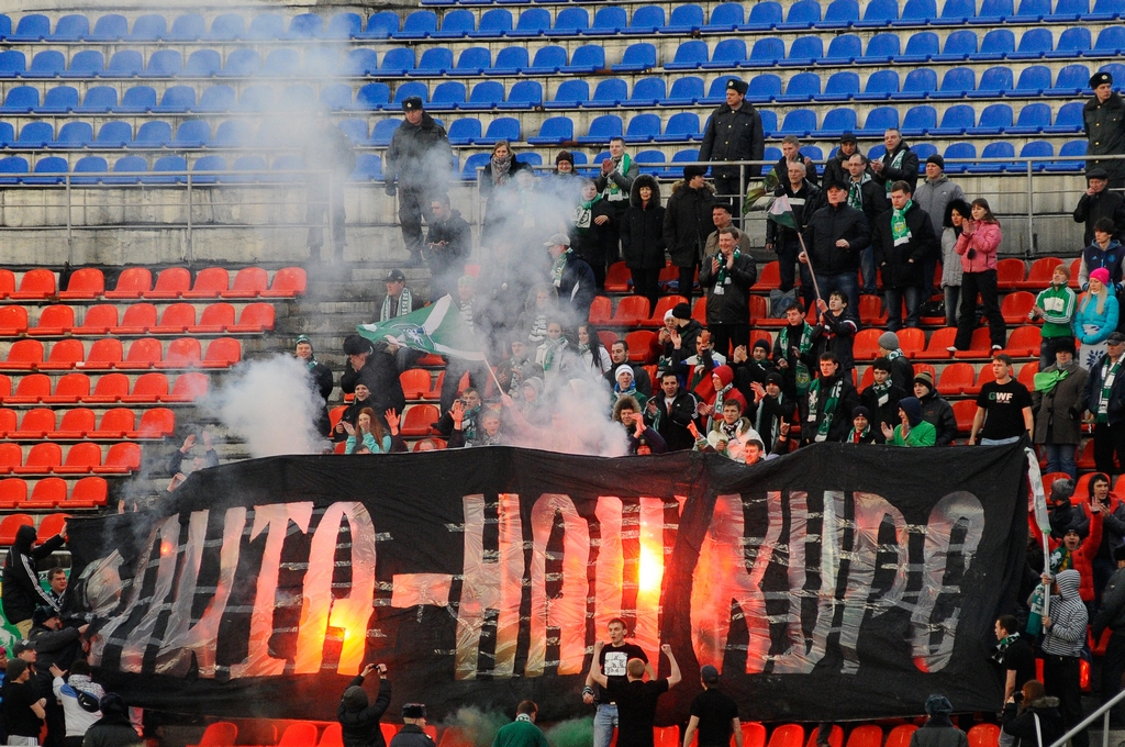 Томским болельщикам, которые в ходе футбольного матча в Красноярске зажгли фаеры, грозит штраф