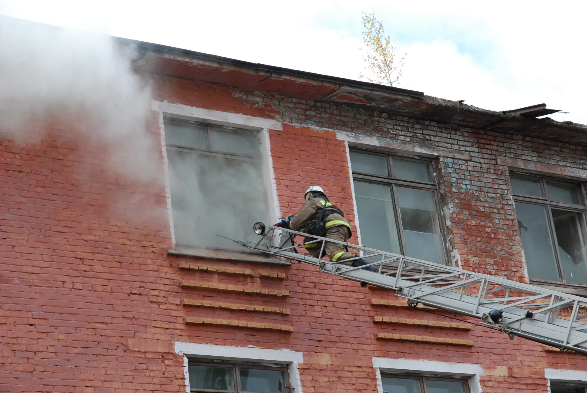 Из-за замыкания электропроводки 11 человек в Новоселовском районе остались без жилья