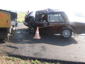 В Дзержинском районе водитель ВАЗа врезался в асфальтоукладчик и погиб