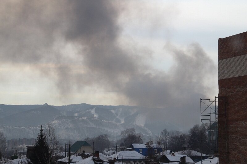 В Красноярске горит склад лодок и лодочных моторов В Красноярске горит склад лодок и лодочных моторов