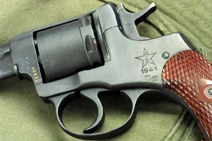 Житель Абакана принес в полицию спрятанный дедом раритетный револьвер