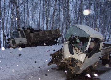 Два грузовика столкнулись в Красноярском крае, погиб один из водителей