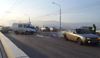 На Коммунальном мосту в Красноярске произошли две аварии