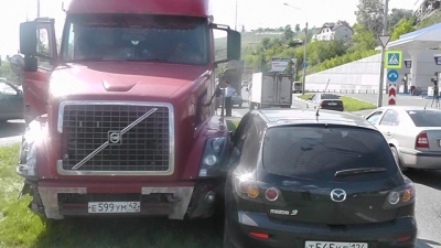 В Красноярске пьяный водитель фуры протаранил шесть автомобилей