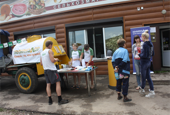 Жителей поселка Усть-Мана бесплатно угостят квасом и подарят скидочные купоны на стройматериалы