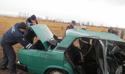 В Туве ищут шестерых пассажиров автомобиля, упавшего в реку Хемчик