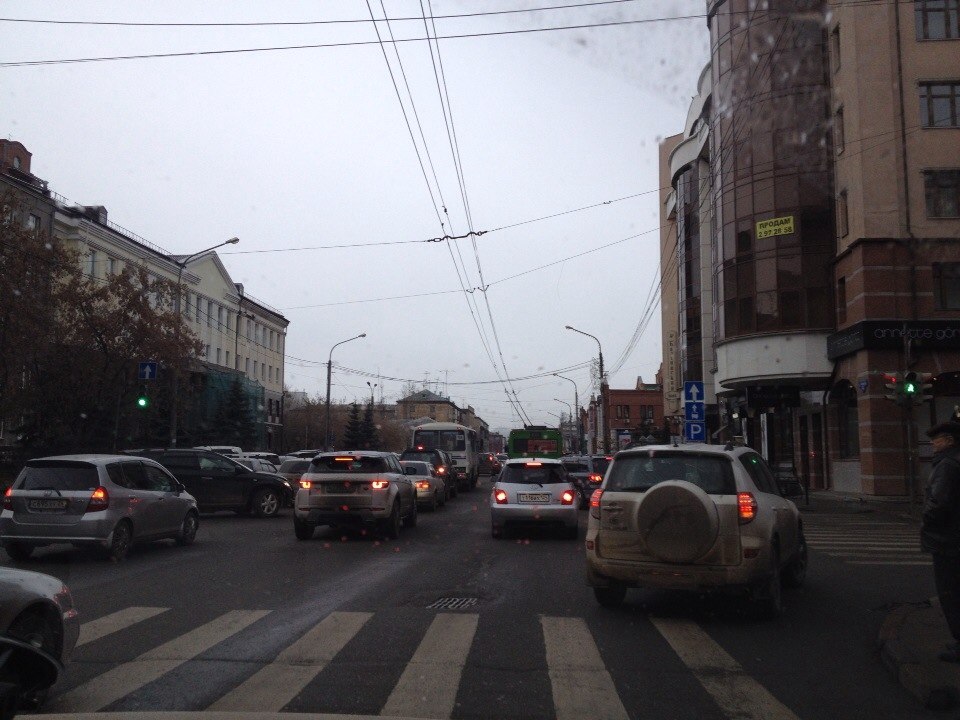 Мелкие аварии парализовали движение на главных улицах Красноярска
