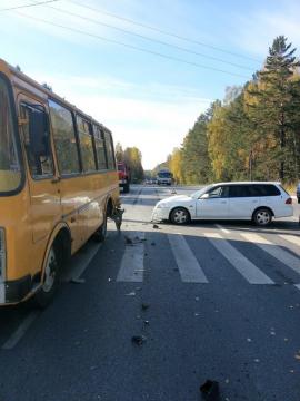 В Красноярском крае перевозивший детей автобус столкнулся с легковым автомобилем