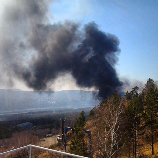 Пожар у красноярской Николаевской сопки перекинулся на покрышки