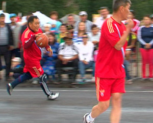 Дружеский матч по баскетболу между командой правительства Тувы и Кызылского района едва не закончился потасовкой