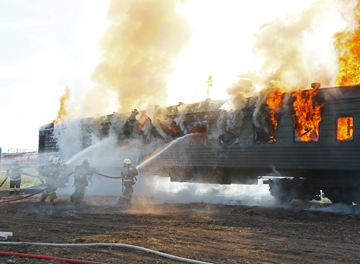 Хакасские железнодорожники подожгли настоящий пассажирский вагон