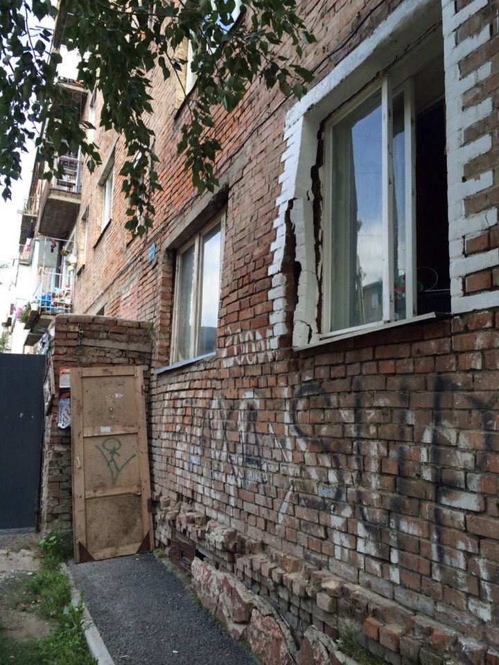 Деньги на ремонт треснувшей стены дома по ул. Высотной в Красноярске попросят у мэрии
