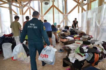 Сотрудники МЧС России собирают вещи для детей беженцев с Украины