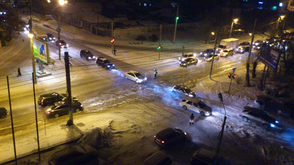 Улицу Академика Киренского в Красноярске затопило из-за коммунальной аварии