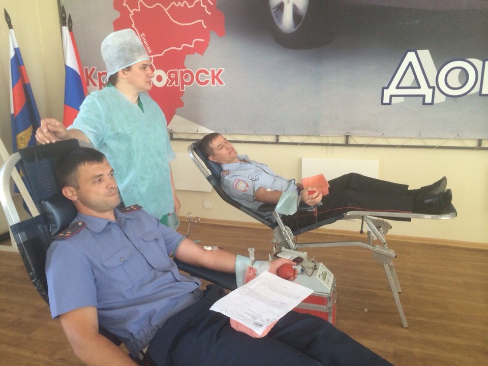 Сотрудники полка ДПС Красноярска сдали 16 литров крови