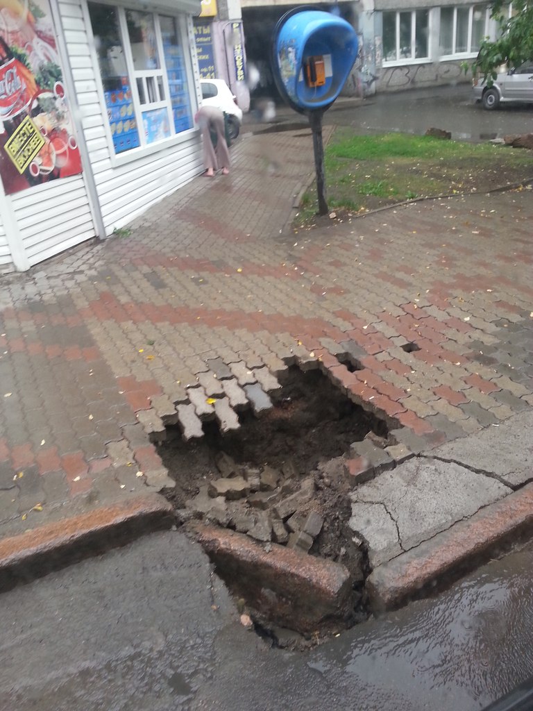 У остановки в центре Красноярска провалился тротуар