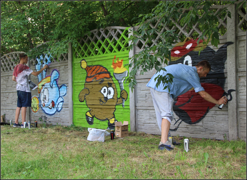 Забор на улице Менжинского в Красноярске украсили «Смешариками»