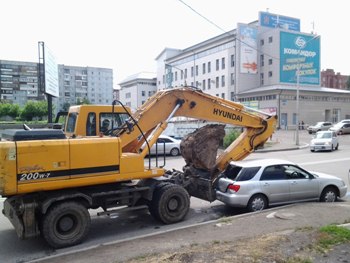 На ул. Новосибирской в Красноярске экскаватор выбил стекло припаркованного автомобиля