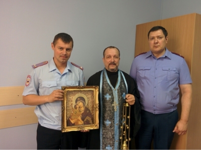 Красноярским полицейским подарили икону