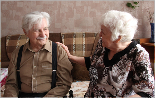 Семью красноярского ветерана поздравили с 65-летием супружеской жизни